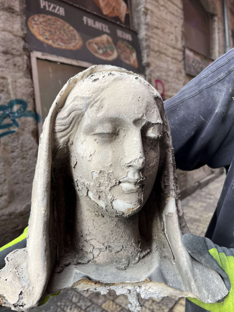 Lire la suite à propos de l’article La madone de la rue Sainte-Catherine (1er) a été déposée hier pour restauration
