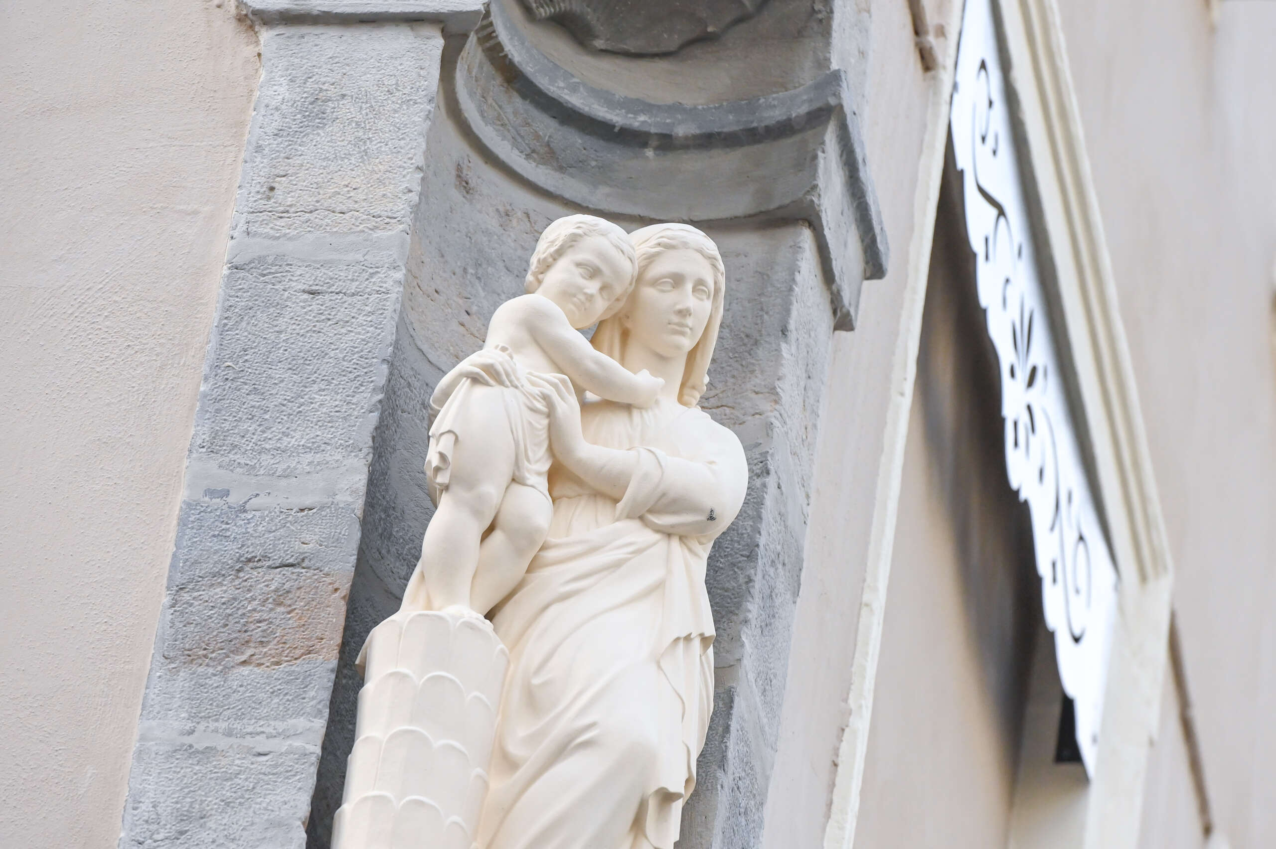 You are currently viewing Bénédiction du la nouvelle madone de la rue Massena (Lyon 6è)