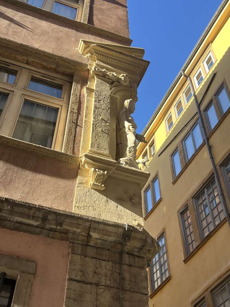 Lire la suite à propos de l’article Bénédiction d&rsquo;une madone contemporaine, rue Tavernier, Lyon 1er